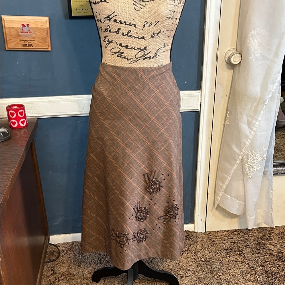 Brown Plaid A-Line Midi Skirt with Floral Appliqué